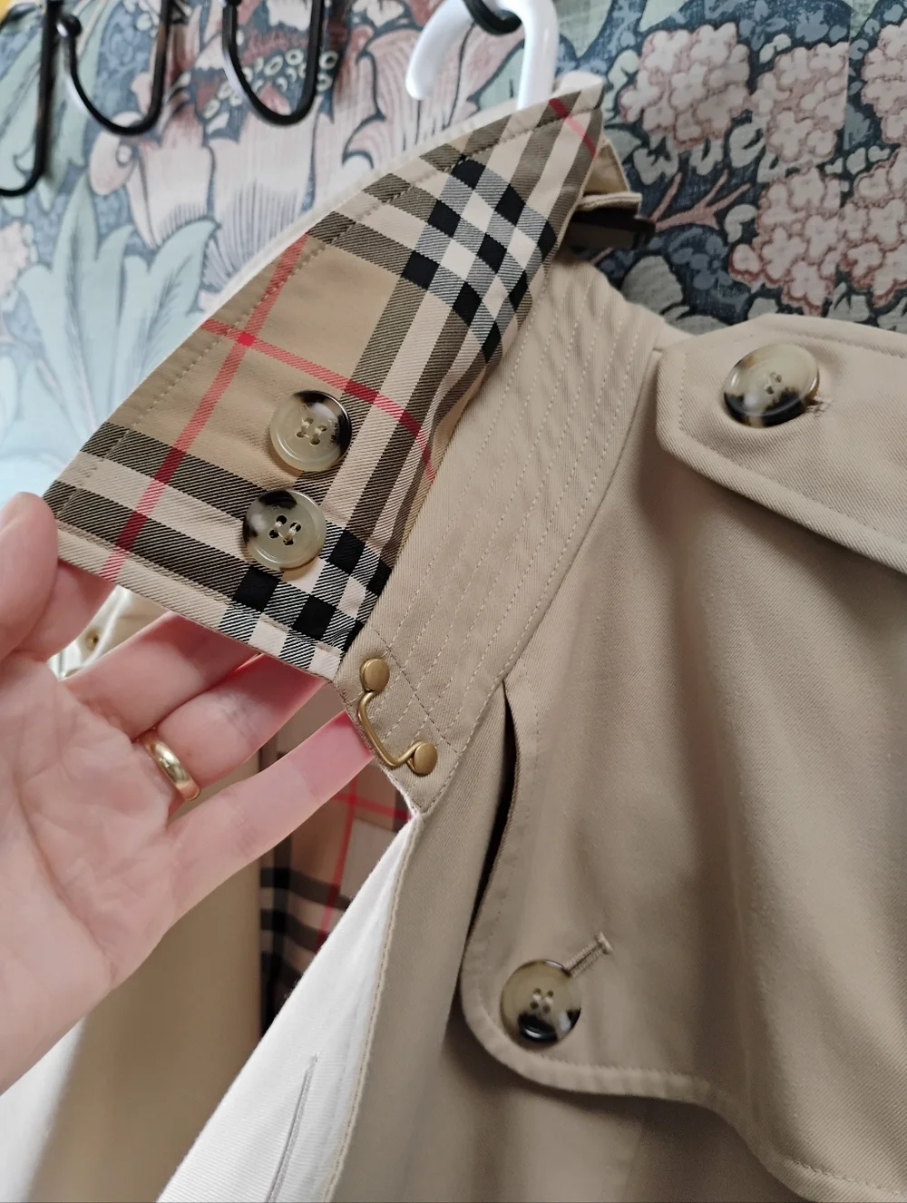 Burberry Beige Double-Breasted Trench Coat, Mid length, Chelsea Size US 6 - Picture 7 of 16